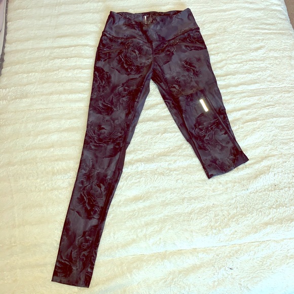 Mondetta Pants - Mondetta Rose pattern leggings